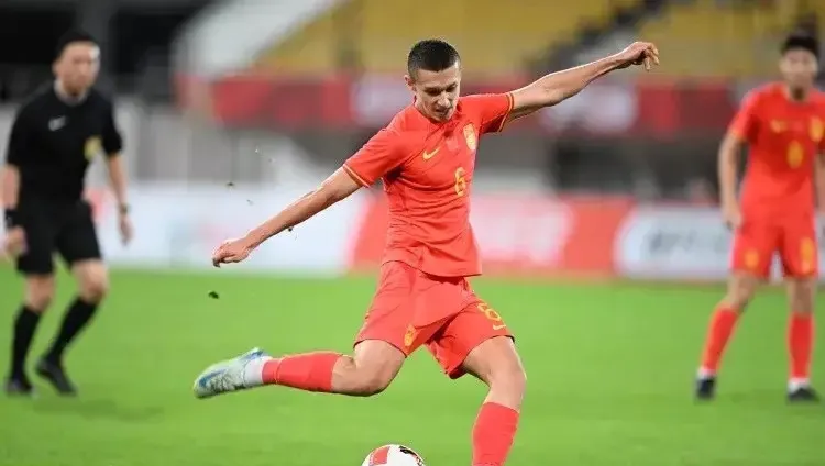 开云官网-足球比赛节奏明快，球迷尖叫声不绝于耳