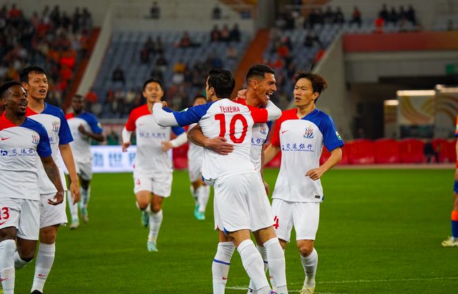 关于足球劲旅联手作战,战胜强大对手登顶胜利的信息 关于足球劲旅联手作战,战胜强大对手登顶胜利的信息