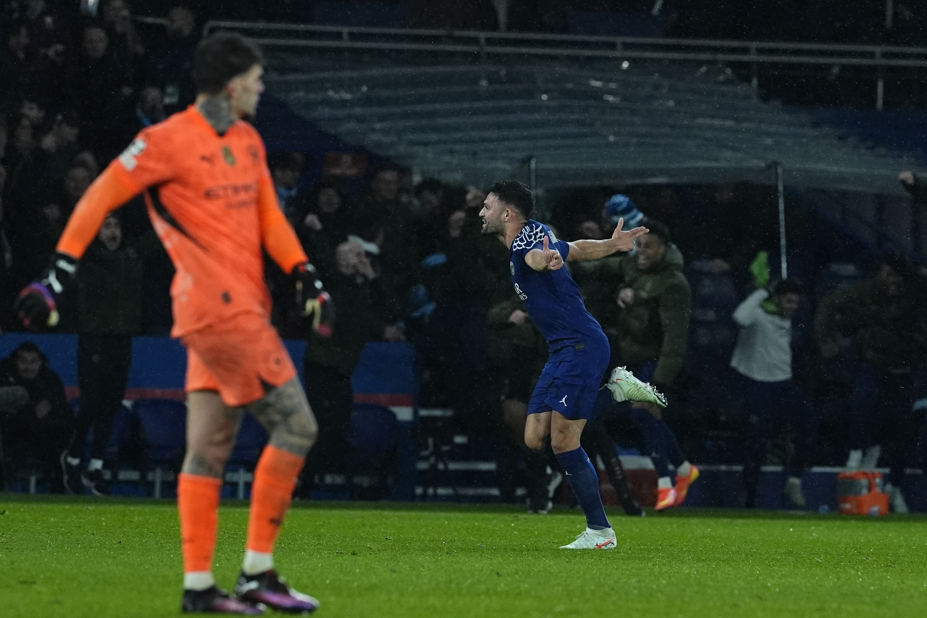 关于巴黎圣日耳曼客场击败斯特拉斯堡，取得胜利的信息