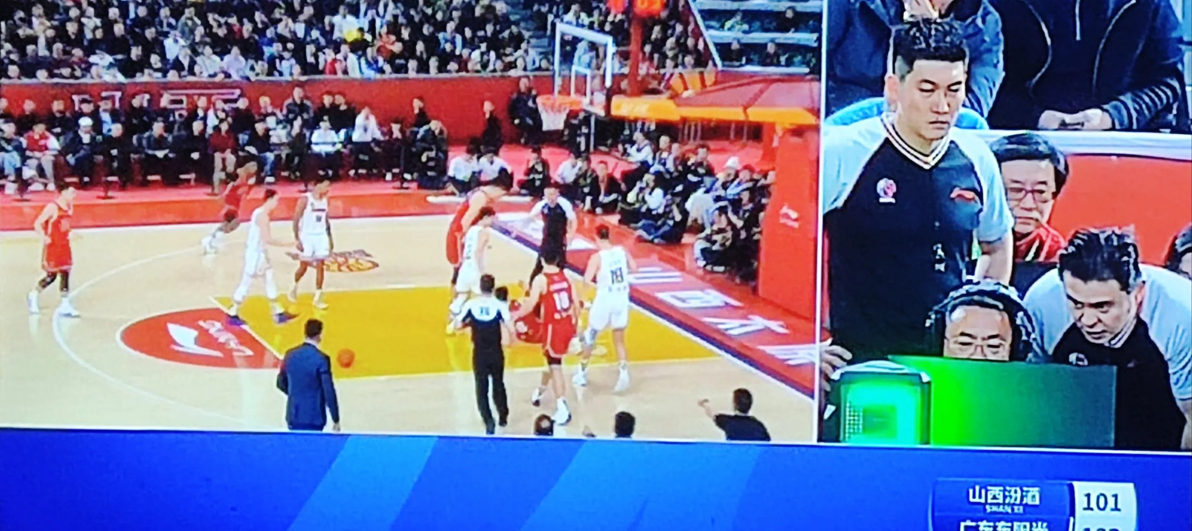 赛场惊现悬殊比分，双方角逐激烈