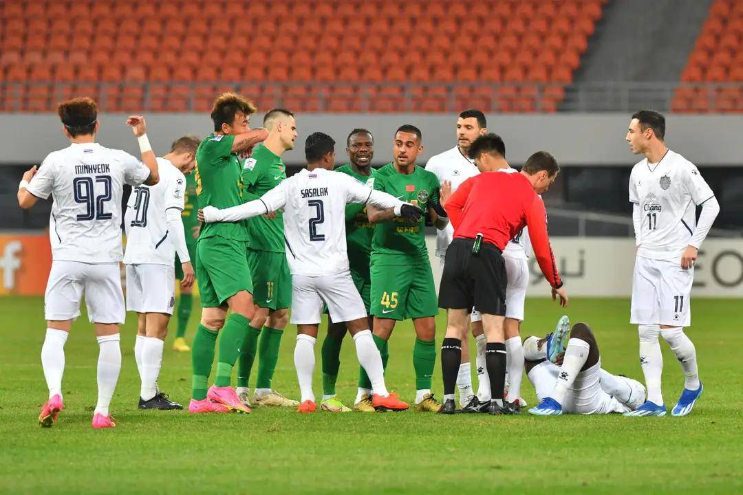 荷兰球队亚冠晋级，在赛场上展现实力