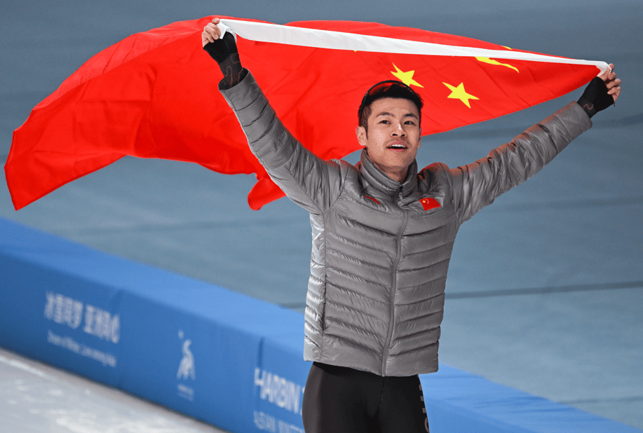 运动员们在赛场上勇攀高峰，创造奇迹