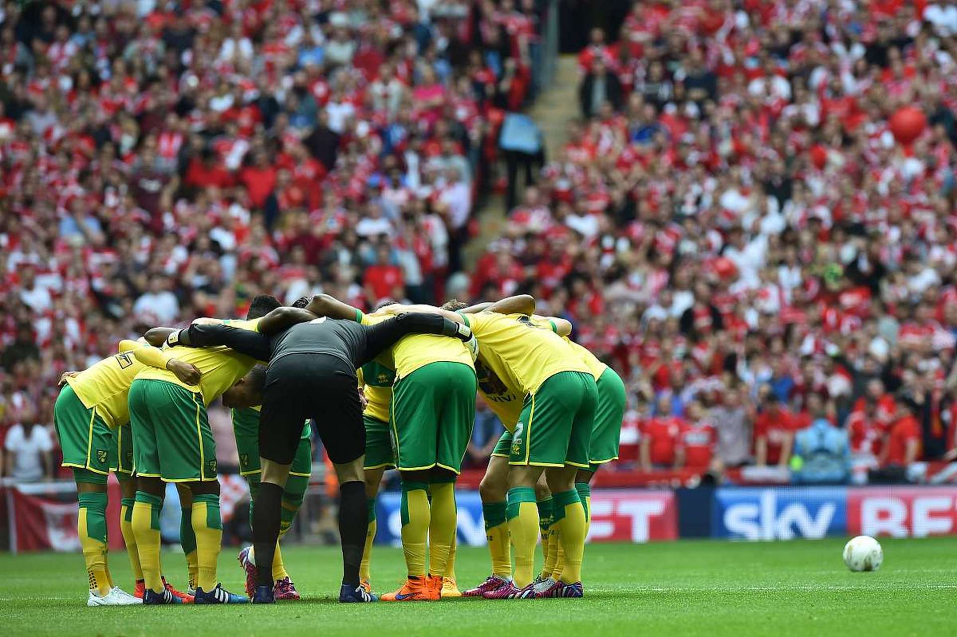 比赛男女足激烈对抗