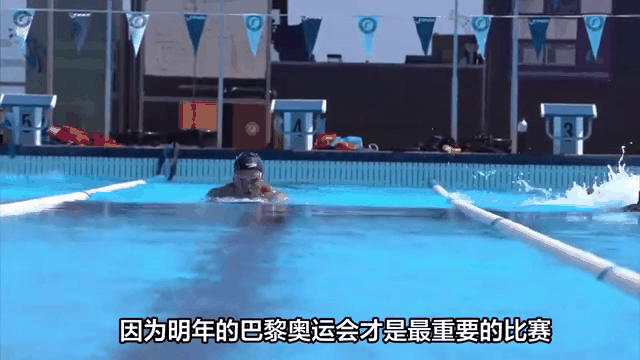 游泳选手冲刺最后一段，成功超越对手夺牌
