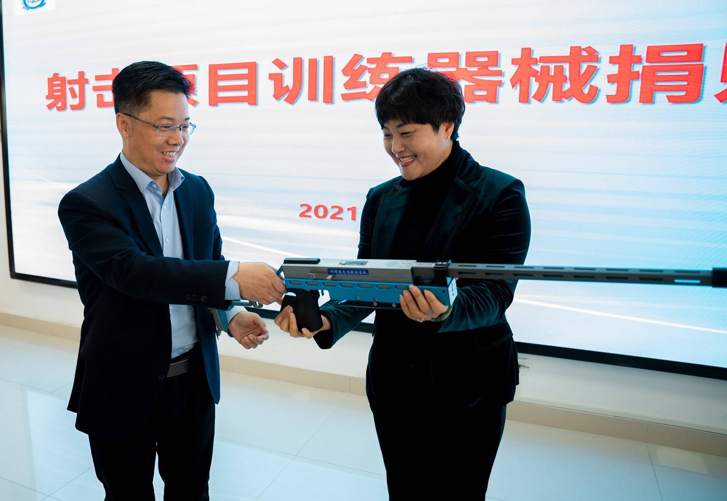 射击选手专注击中目标,积极争取第一 射击选手专注击中目标,积极争取第一