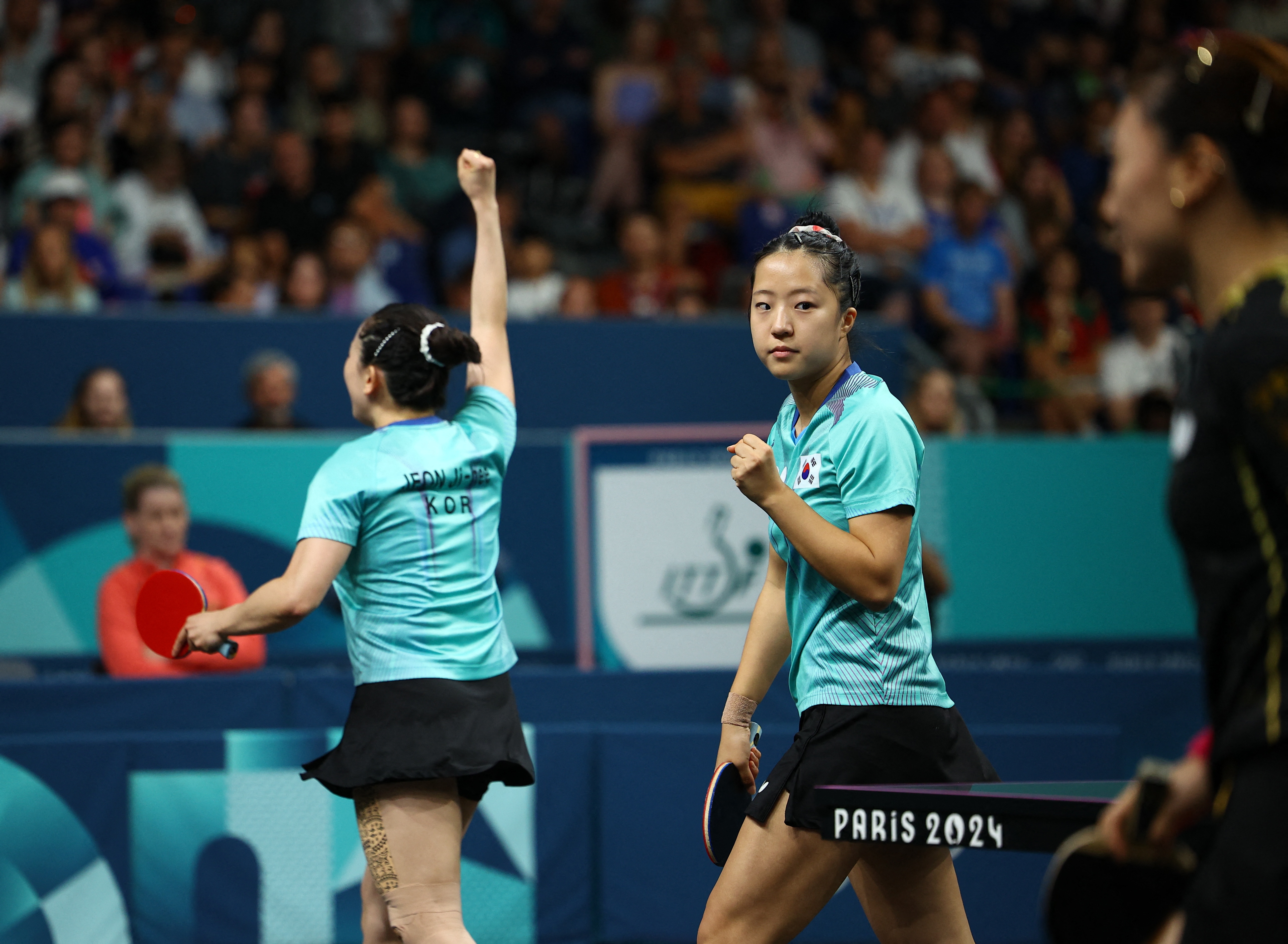 对手实力强劲，球员展现拼搏精神