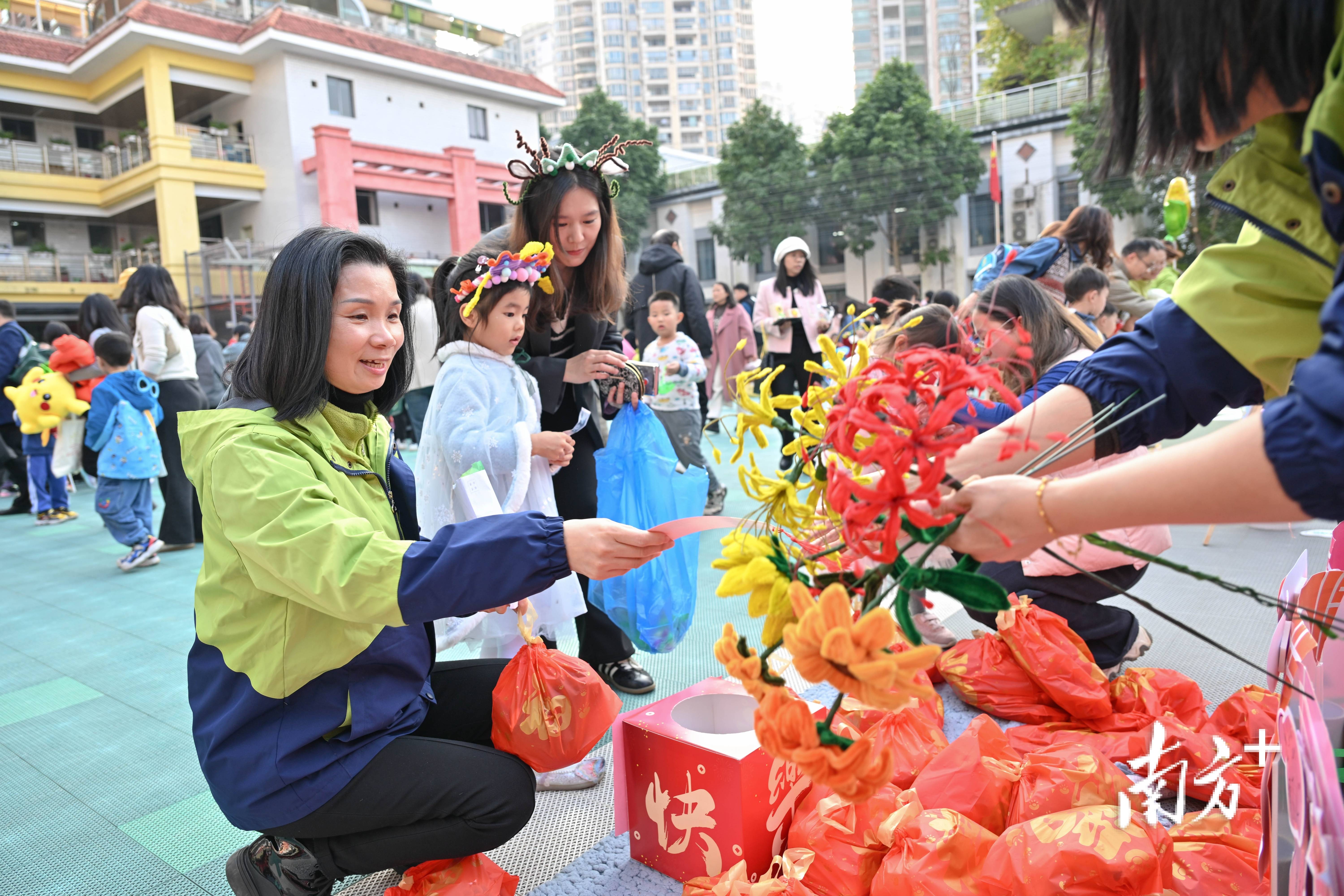 开云体育下载-包含欧亚球队组织慈善义卖，球迷纷纷献爱心的词条