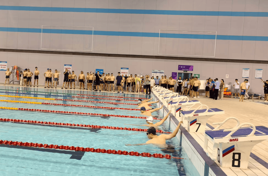 开云体育登录-游泳比赛紧张刺激，选手飞驰水中游