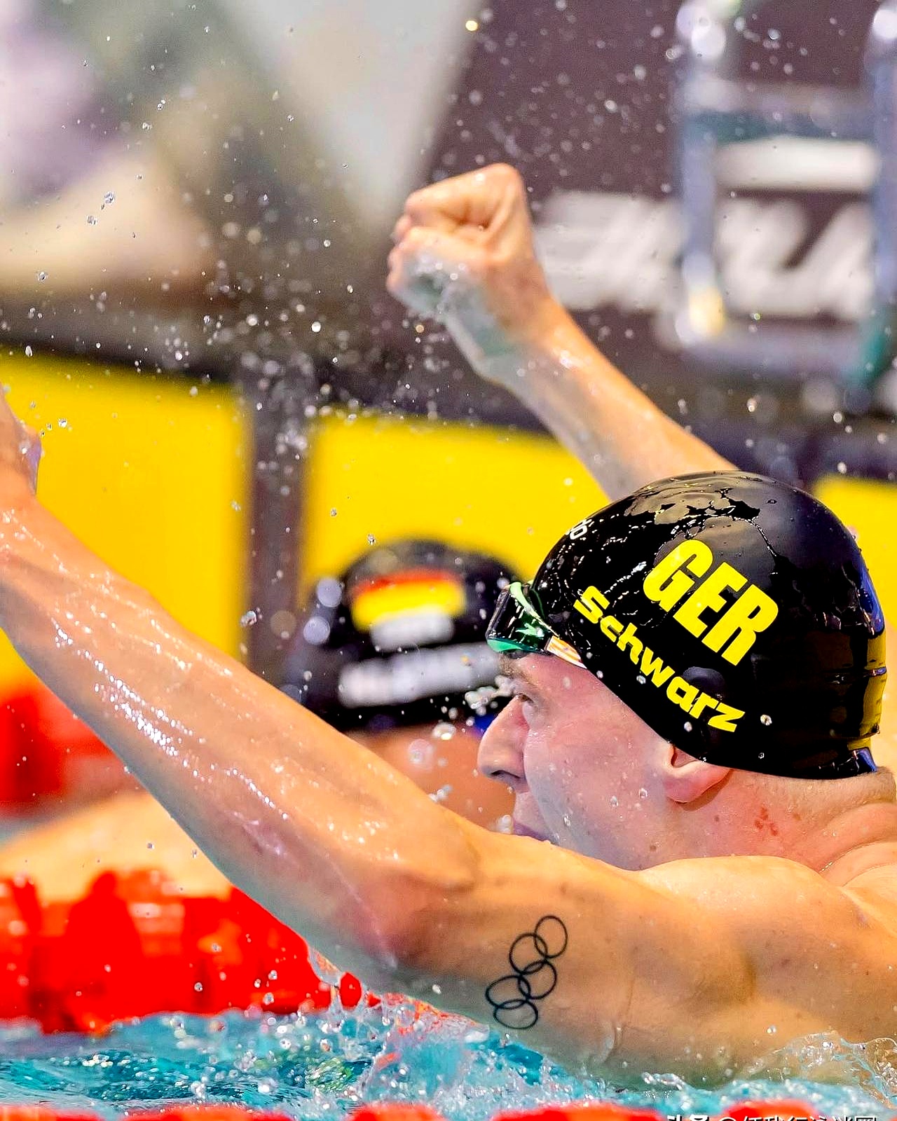 游泳比赛紧张刺激，选手飞驰水中游