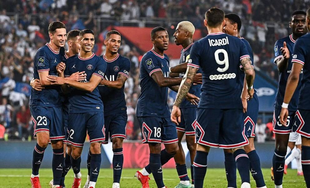 法国联赛球队为冠军奋力拼搏，一触即发