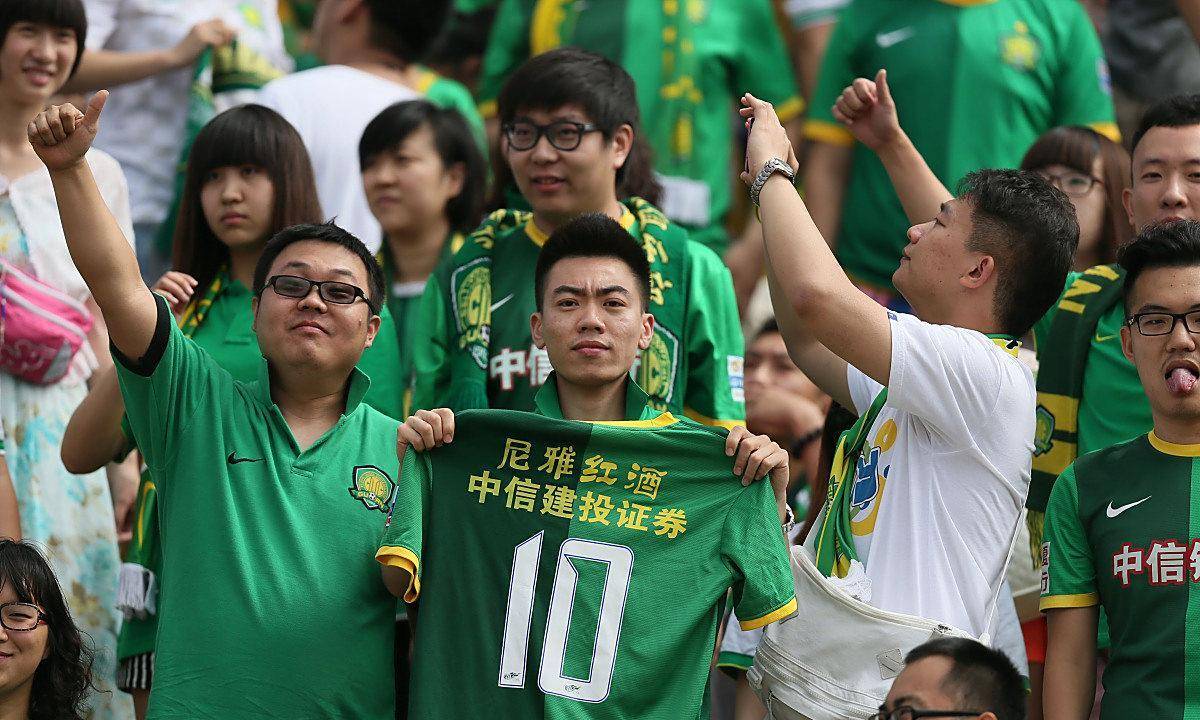 球迷狂热追随比赛,场上对决悬念重重 球迷狂热追随比赛,场上对决悬念重重