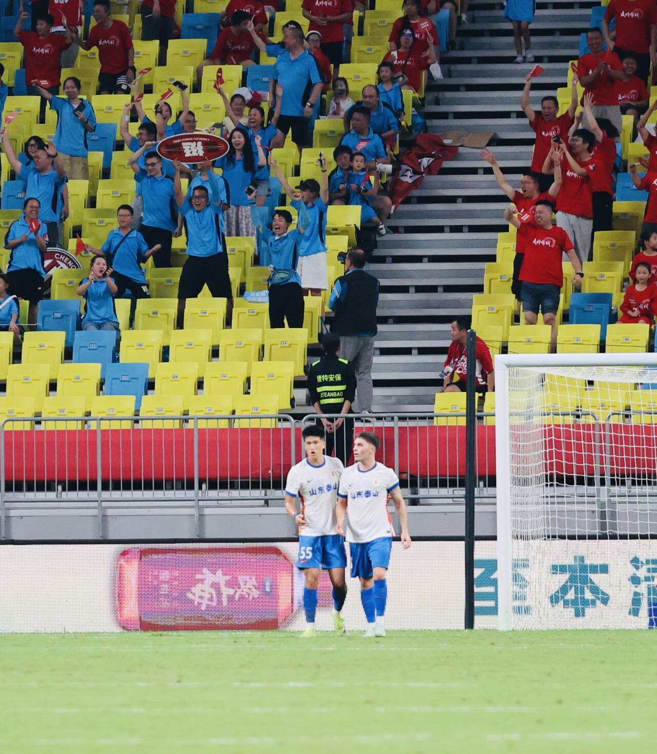 队员奋勇拚搏，带领球队大获胜利