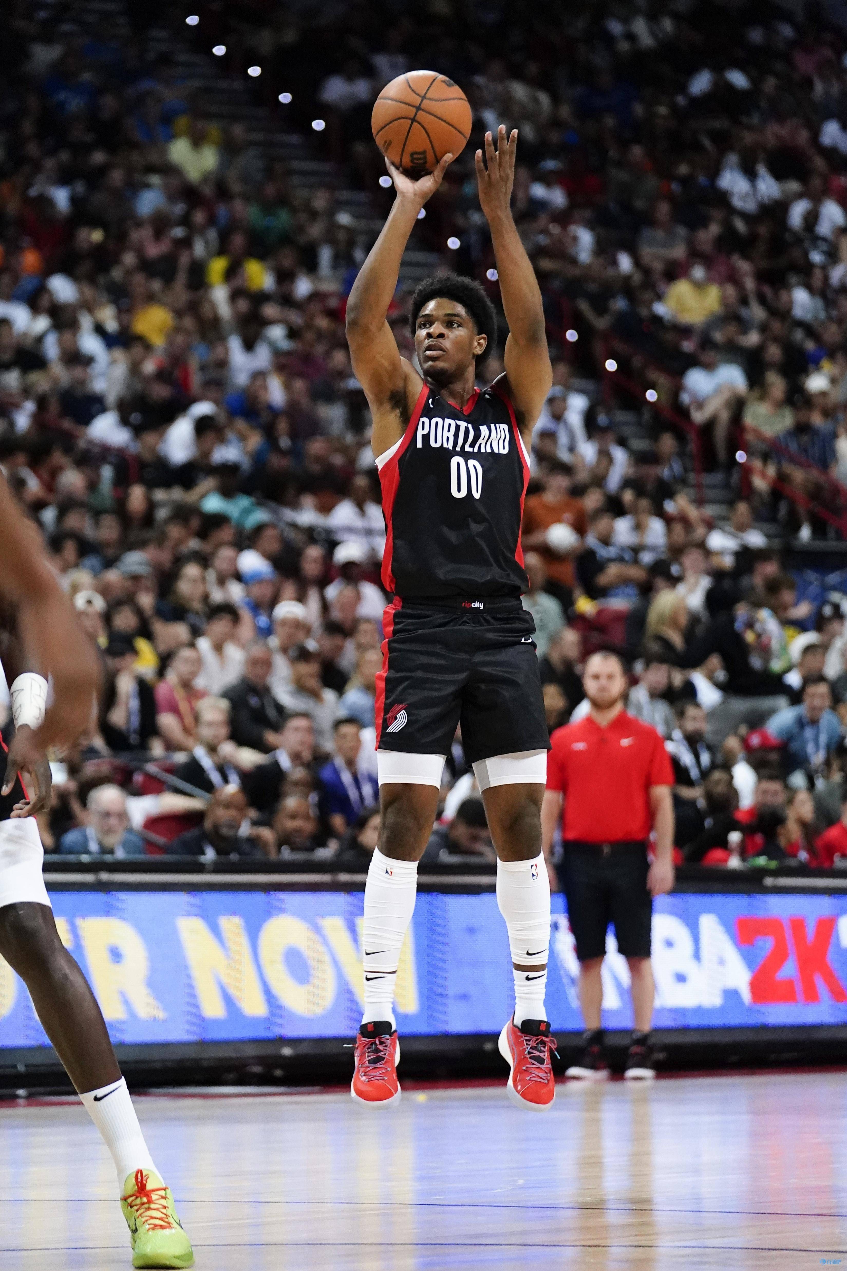 开云下载-开拓者横扫尼克斯，利拉德狂砍35分