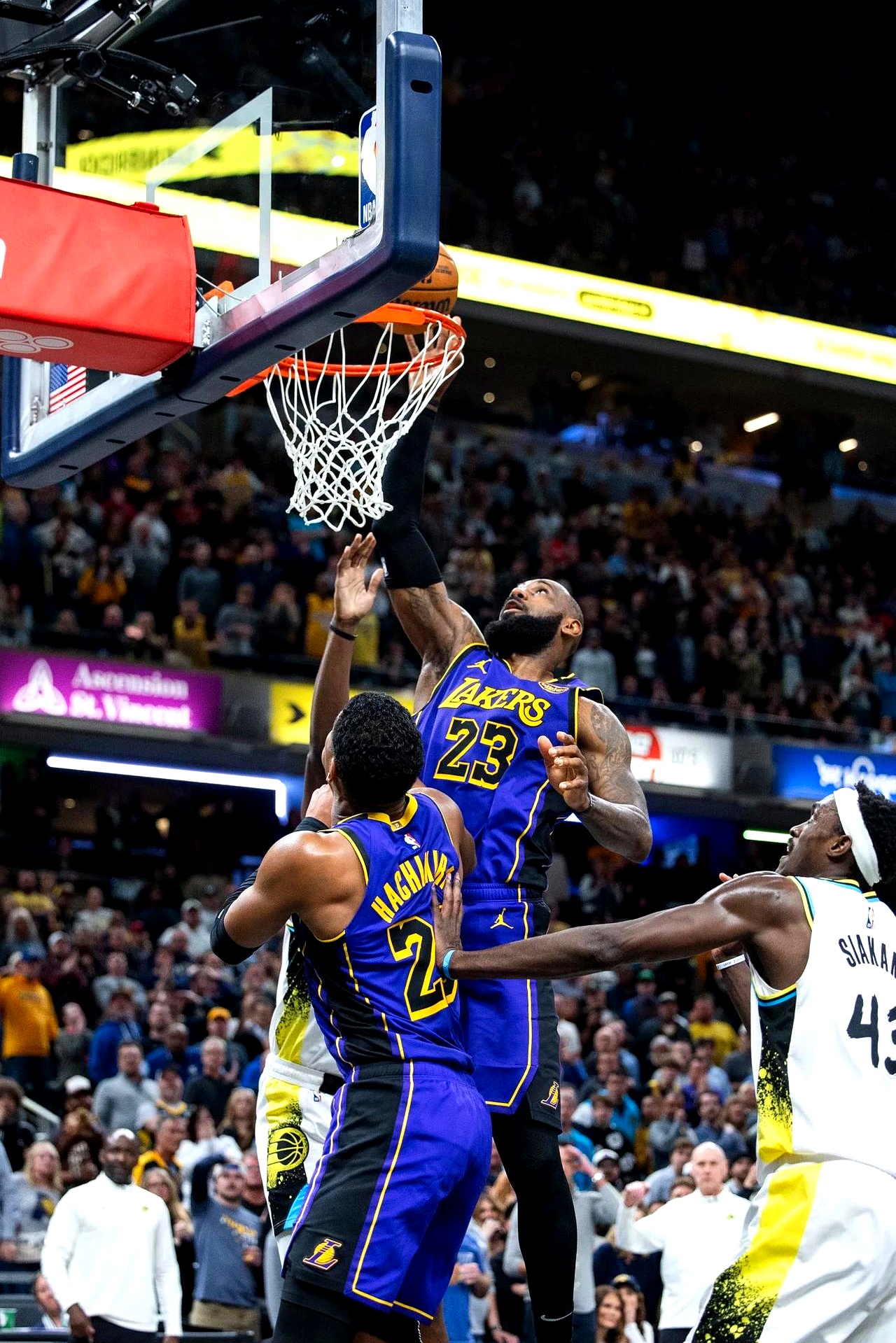 开云体育登录-76人击败湖人，赢得胜利