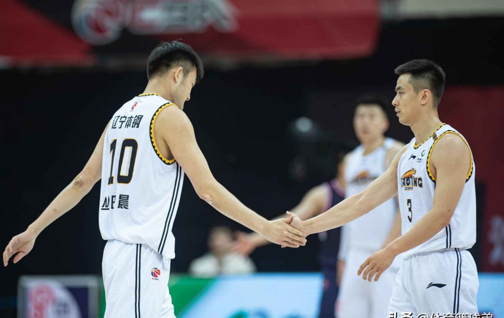 辽宁队险胜火箭，库里带队取胜