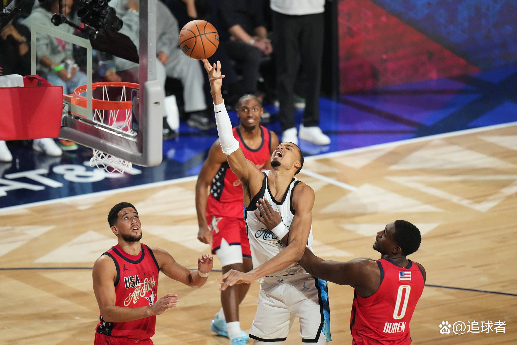 湖人险胜太阳，爱德华兹在世界排名争夺战接管比赛