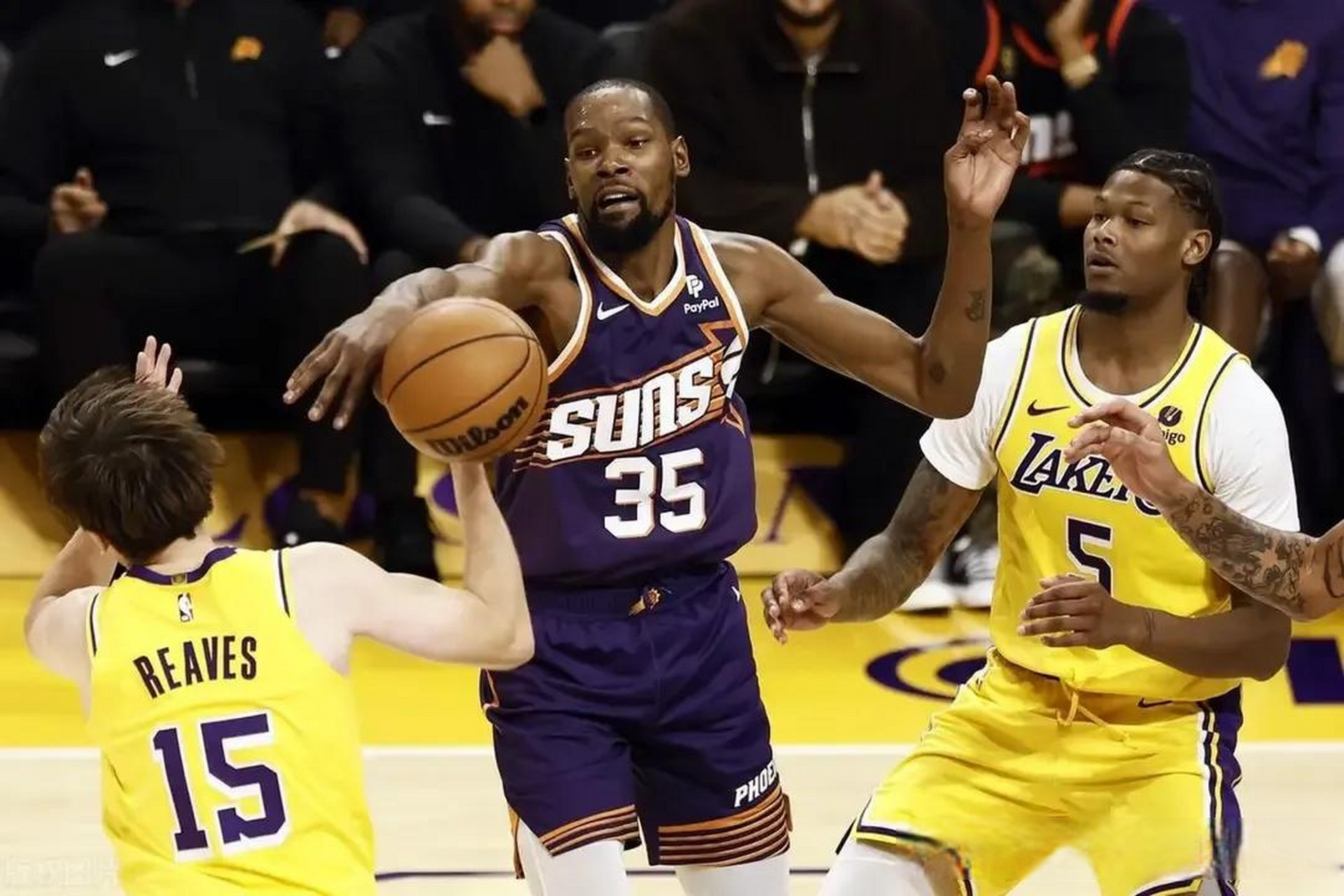 湖人险胜太阳，爱德华兹在世界排名争夺战接管比赛