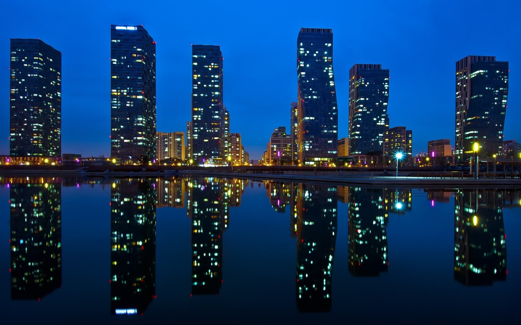 街道狂飙与无解单打，当F1引擎轰鸣遇上德罗赞的纪录之夜